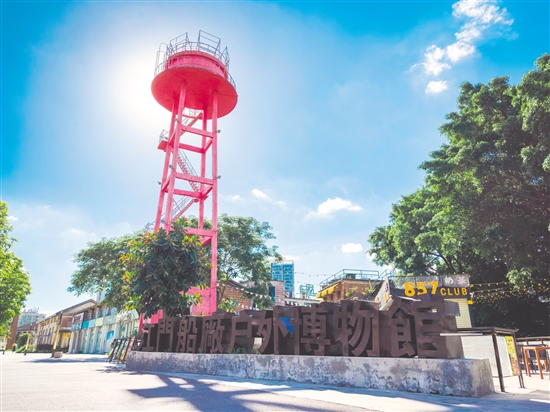 江门船厂高耸的红色铁塔透露着复古工业气息。