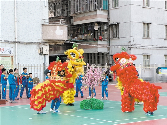 沙坪街道第二小学组建醒狮队，邀请非遗传承人到学校开展教学活动，培养更多年轻人加入狮艺传承队伍。