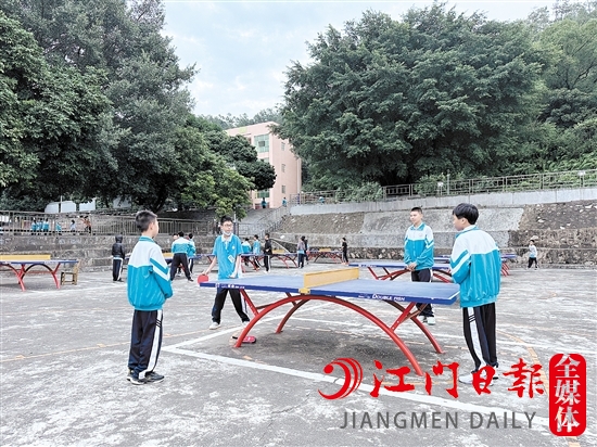 三江镇初级中学的学生组队打乒乓球，玩得不亦乐乎。