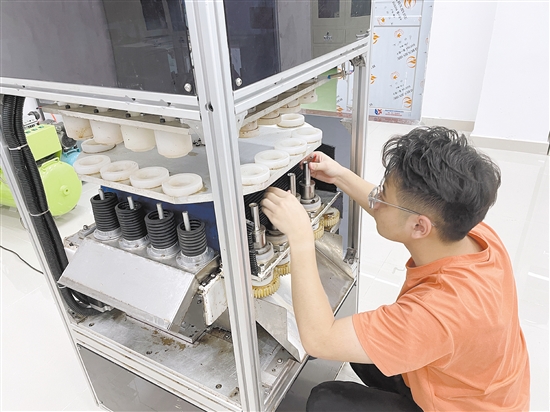 学生在操作“开盖挖肉机”。