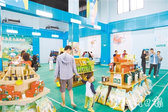 崖门名优特色农产品展销中心开业，吸引不少市民前来选购。