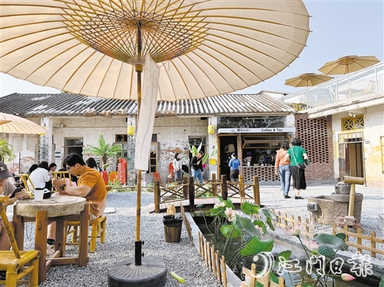 冈州渔村“向往小院”景色宜人，吸引众多市民游客前来打卡。