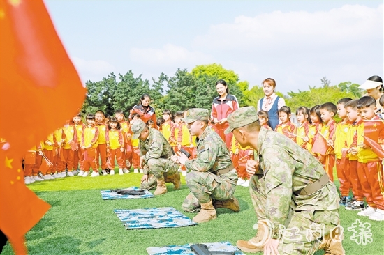 新会开展“走进军营学雷锋”国防教育活动，让师生走进驻军部队，沉浸式感受军人作风。