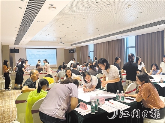 心理辅导员培训班上，学员们积极讨论学习。