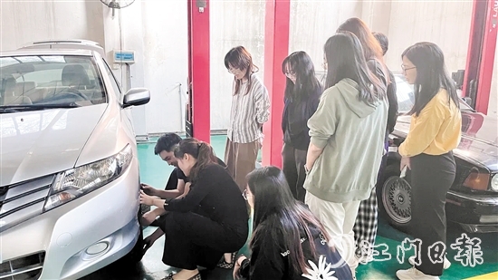 活动中，学员进行劳动技能实操。