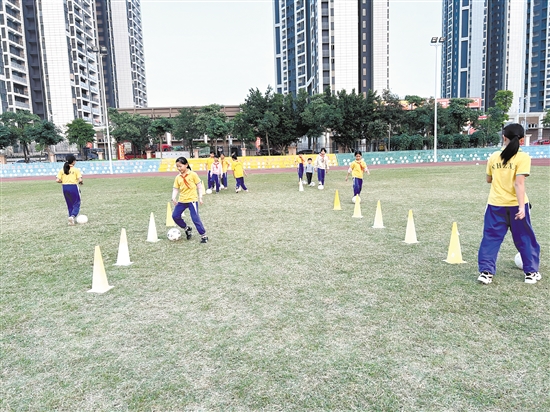 共和镇中心小学学生在老师的指导下进行足球训练。