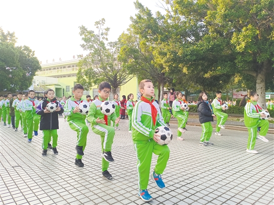 沙坪六小设计了一套“足球操”，并将其作为大课间早操内容之一，培养孩子们对足球运动的兴趣。