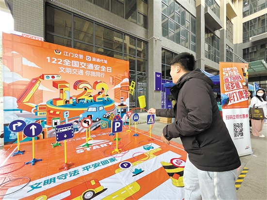 市民兴致勃勃地参与游戏活动。