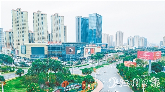 台山在城区打造了多个商贸核心。图为东部新城区的昌大昌广场。