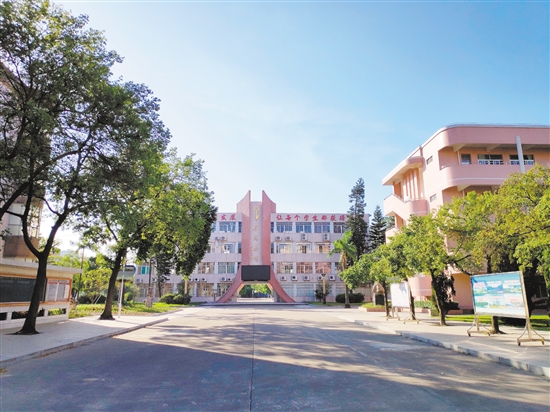 纪元中学校园。