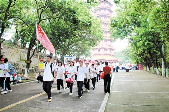 纪元中学开展“青春壮我行，重走长征路”思政研学远足活动。
