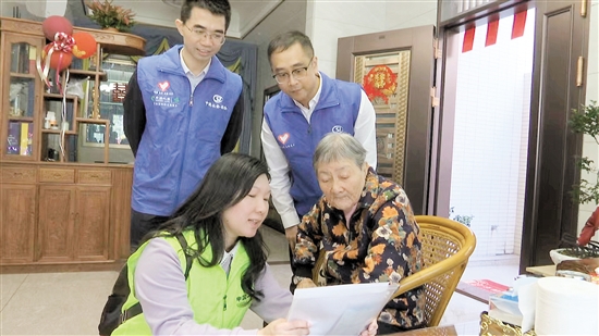 在推进社保“镇村通”过程中，市社保局着力优化健全社保志愿者服务流程，补齐公共服务短板。图为志愿者上门为老人提供服务。
