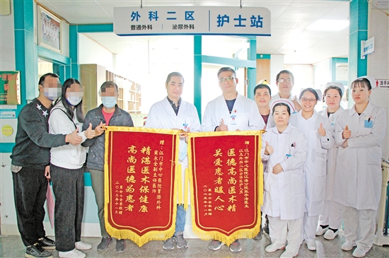 53岁的覃阿姨和家人为医护人员送上锦旗。