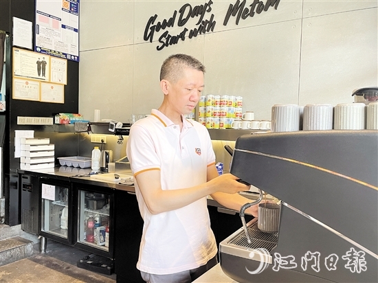 吴振贤在制作咖啡。