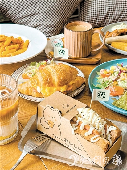 Metom以西式简餐为主，主推轻餐饮特色。