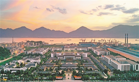依托青拓集团，宁德集聚了70多个不锈钢中下游产业链项目。图为青拓园区。