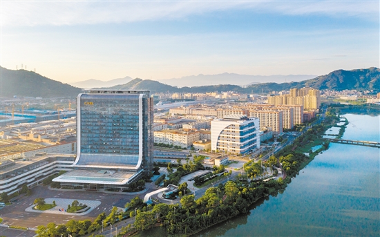 过去几年，面对纷繁复杂的国际大环境和疫情影响，宁德经济始终保持高速增长，发展动能十分强劲，成为全国各地争相学习研究的对象。