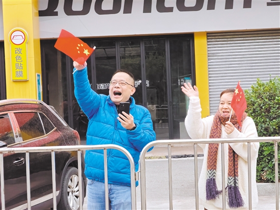 市民为参赛选手加油鼓劲。