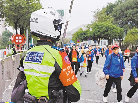 侨乡铁骑为“江马”护航。