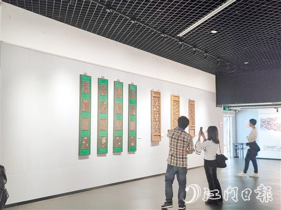 展览吸引不少市民前来参观。
