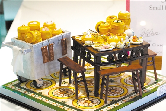 陈淑婷创作的“广东传统茶点文化”翻糖蛋糕作品获得金奖。