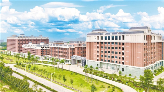 广东省华立技师学院江门校区校园环境优美，距离江门站仅半个小时车程。