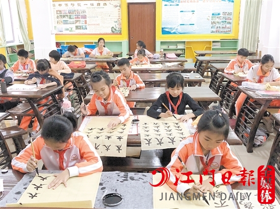 目前，沙坪街道第一小学开设了剪纸、创意绘画、手工泥塑、折纸、国画、书法等美术课程。