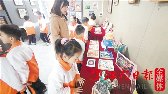 学生参观书画展。