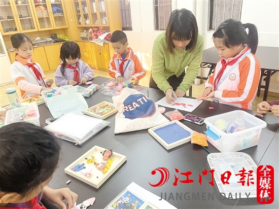 学生在教师的指导下制作手工泥塑作品。
