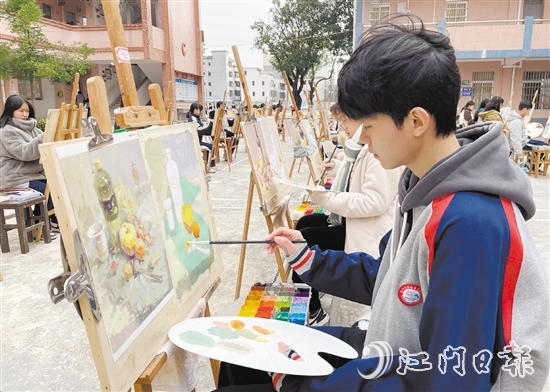 活动现场，恩城第二中学展示了该校的武术、绘画、舞蹈、足球、篮球、国旗班等办学特色。