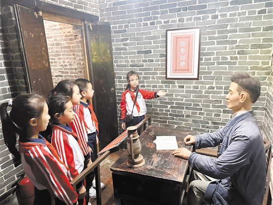 田金村深入挖掘利用本土红色资源，发展乡村红色研学旅游，推动乡村振兴。图为学生在周达尚故居（雁桥青年社旧址）参观。