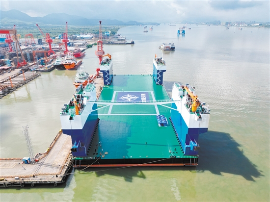 今年8月底，全球最大的宽扁浅吃水型半潜驳船——“四航永兴”号在银洲湖畔顺利交付。