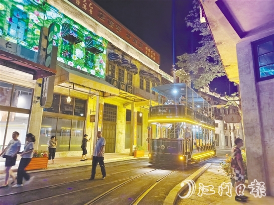 夜幕下的赤坎华侨古镇更有韵味。