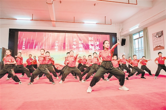 学校积极推动传统武术进校园，开展蔡李佛拳教学。