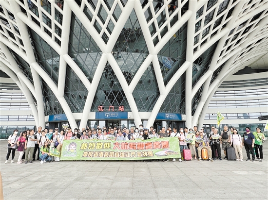10月11日12时16分，首批乘坐香港直达江门列车的旅客顺利到站。