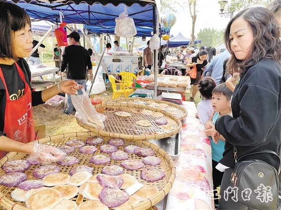 活动现场设置美食区、土特产展销区，吸引不少市民、游客争相购买。