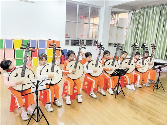 沙坪街道第一小学民乐团共有8种乐器声部分组，有学生65人。