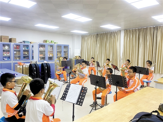 沙坪街道第一小学管乐团目前共有学生50名，以流行音乐、影视剧音乐等为主要训练曲目，受到许多学生的欢迎。
