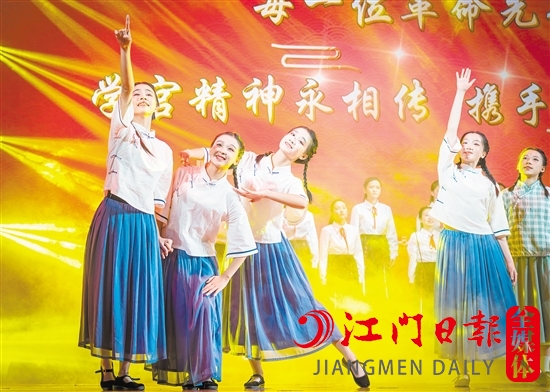 恩平市第一中学表演节目《年华铮铮如歌行》。