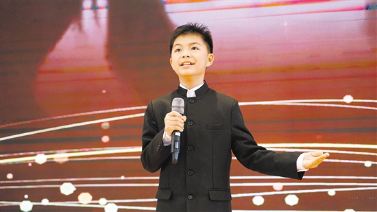 学生参加“千校联诵《少年中国说》”经典铸魂校园诵读展评活动。