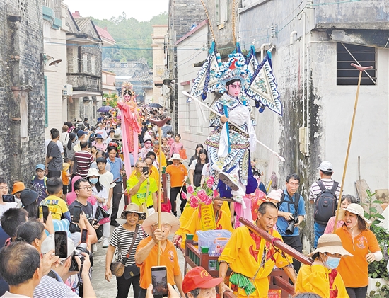 业内人士建议把台山浮石村飘色搬到江门市区，扩大市场影响力。郭永乐