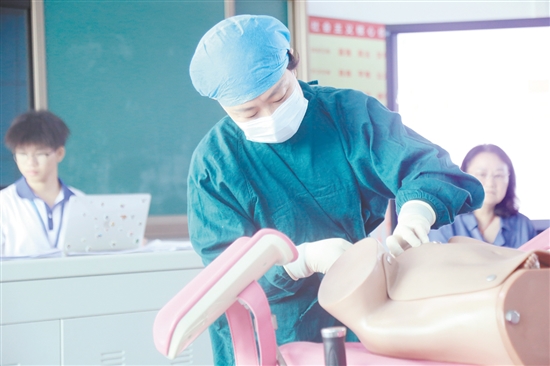 市妇幼保健院举办危重孕产妇救治技能竞赛。