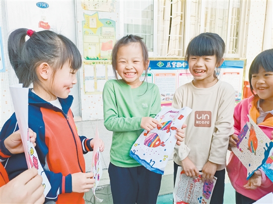 棠下镇实验中心小学学生分享画作，共寻年味。