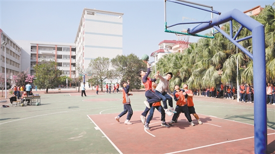 礼乐中心小学开展全校班级篮球比赛。