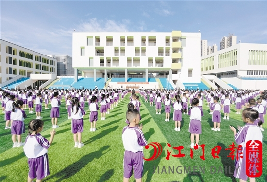 新会区华侨实验小学建成并投入使用，打造“家门口”的好学校，增加优质学位。