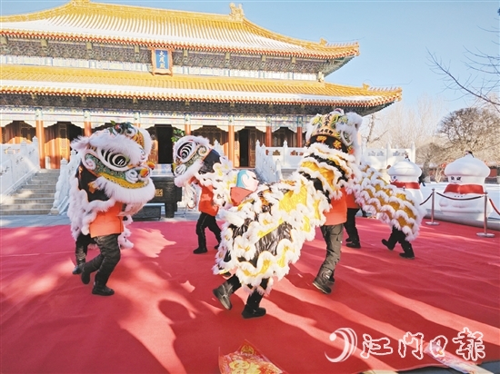 ▲鹤山12名“小醒狮”为东北“老铁”表演舞狮。