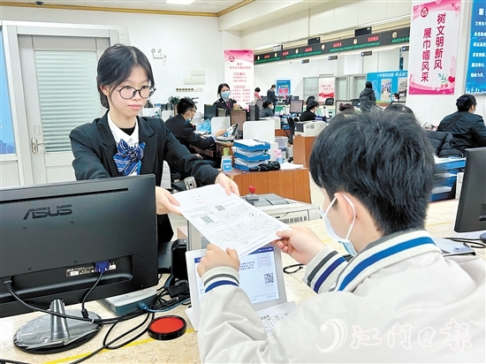 开平市行政服务中心打造服务“新高地”，持续深化“放管服”改革，着力优化审批服务流程，充分发挥审批服务在重大项目建设中的支撑和保障作用。