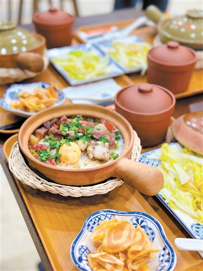 煲仔饭在蚬冈镇有数十年历史，是当地特色美食之一。