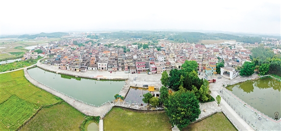 绿树红花掩映庭院，洁净村巷四通八达，步行在龙胜镇干净整洁的道路上，让人心旷神怡。郭永乐摄