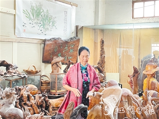 黄绮屏和她的根雕艺术藏品。